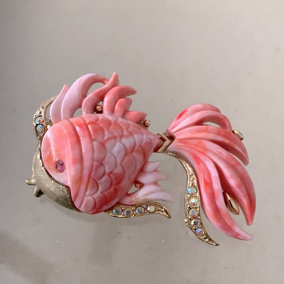 Unsigned, Hattie, Carnegie, salmon, colored Lucite angelfish with rhinestones - Picture 2 of 5